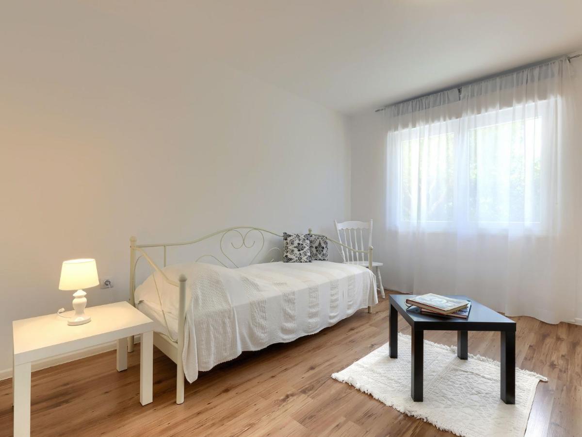Apartma Laura By Interhome Pula