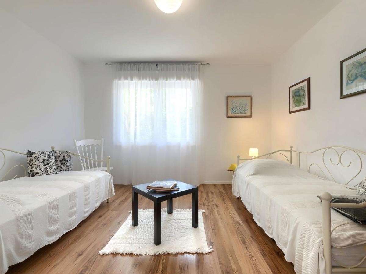 Apartment Laura By Interhome Pula