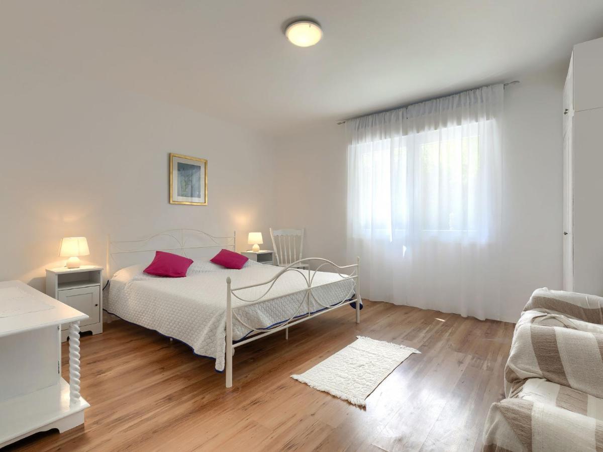 Laura By Interhome Apartment Pula