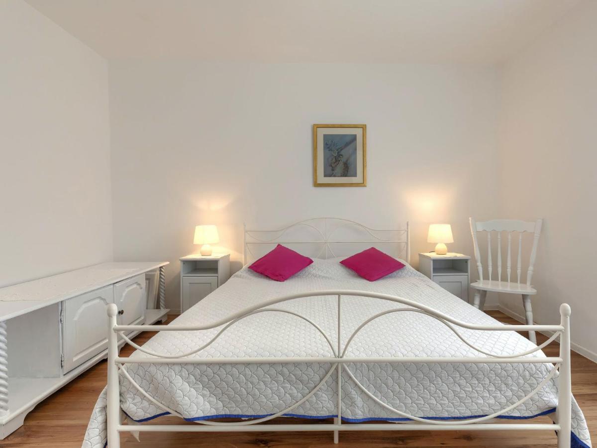 Laura By Interhome Pula
