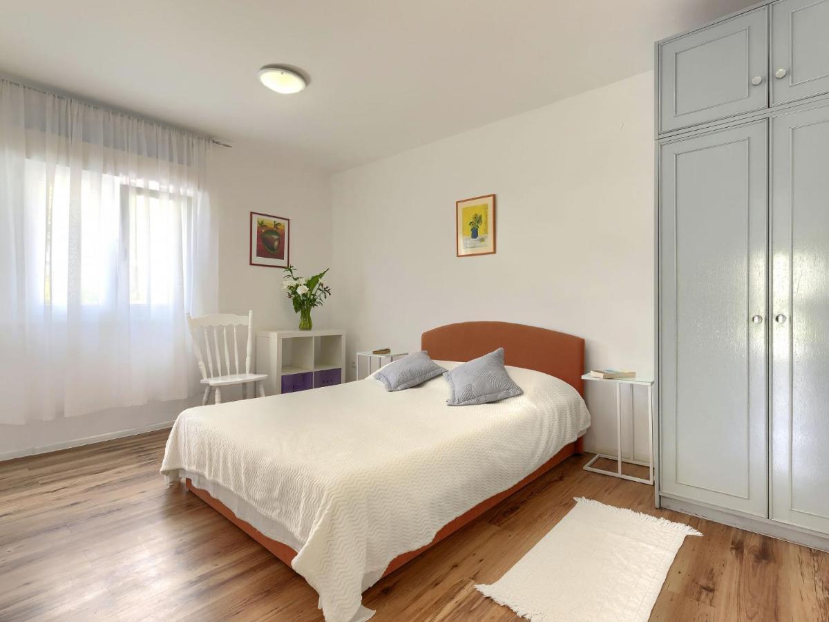 Laura By Interhome * Pula